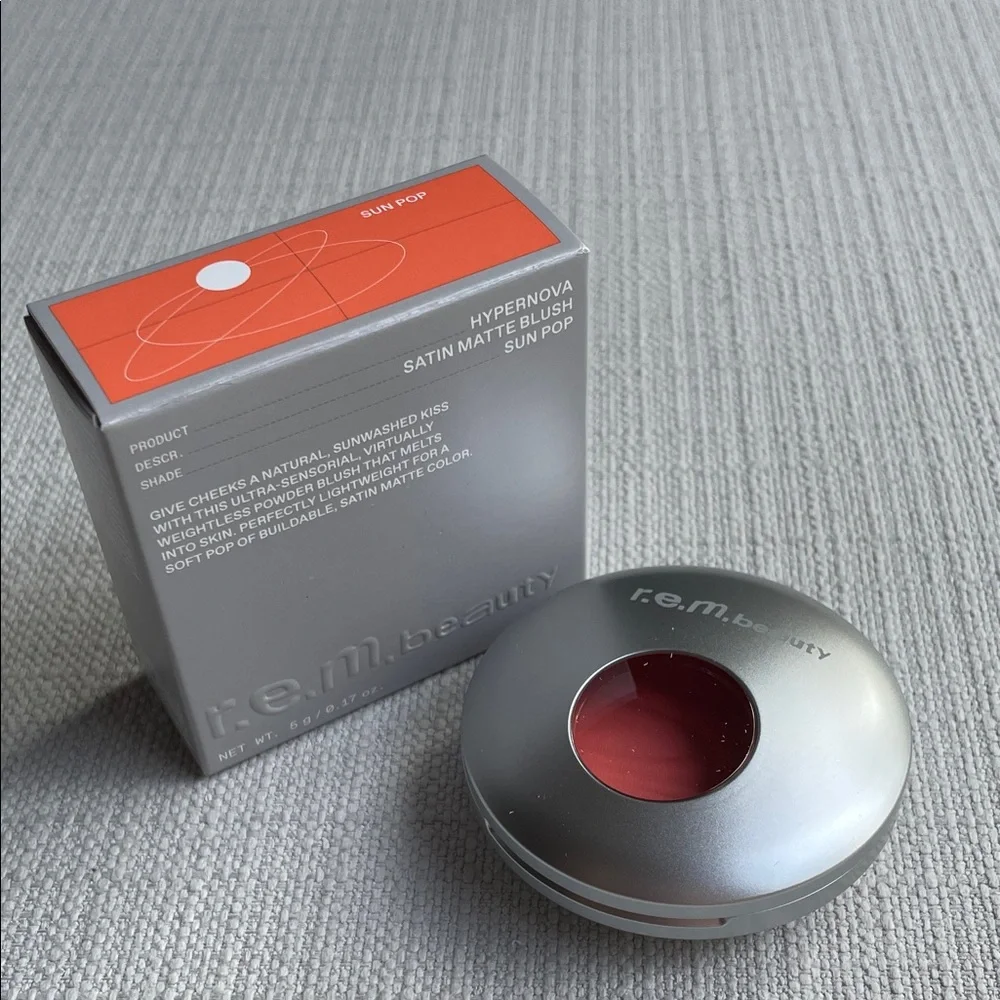 r.e.m. beauty Hyphenova Satin Matte Blush - Sun Pop
